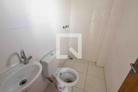 Banheiro de kitnet/studio para alugar com 1 quarto, 23m² em Dona Clara, Belo Horizonte