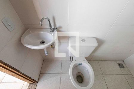 Banheiro de kitnet/studio para alugar com 1 quarto, 23m² em Dona Clara, Belo Horizonte