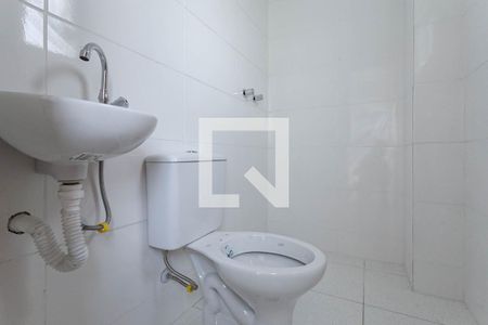 Banheiro social de kitnet/studio para alugar com 1 quarto, 23m² em Dona Clara, Belo Horizonte