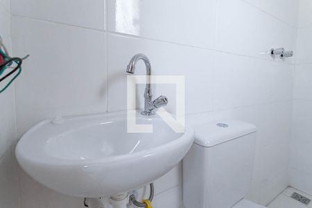 Banheiro social de kitnet/studio para alugar com 1 quarto, 23m² em Dona Clara, Belo Horizonte