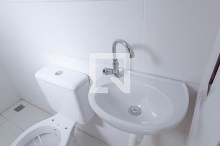 Banheiro social  de kitnet/studio para alugar com 1 quarto, 23m² em Dona Clara, Belo Horizonte