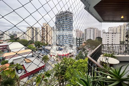 Vista de apartamento à venda com 4 quartos, 214m² em Moema, São Paulo