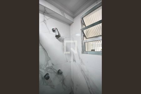 Chuveiro banheiro do corredor de apartamento para alugar com 2 quartos, 68m² em Vila Andrade, São Paulo