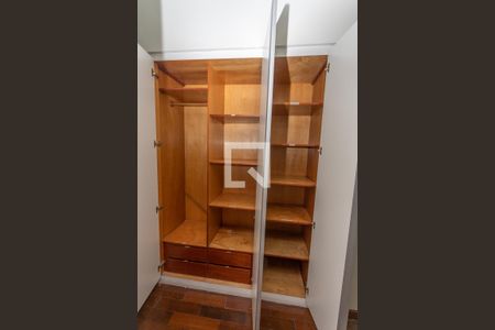 Apartamento para alugar com 120m², 3 quartos e 2 vagas Apartamento para alugar com 120m², 3 quartos e 2 vagasArmário no corredor