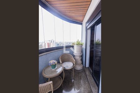 Apartamento à venda com 167m², 4 quartos e 3 vagas Apartamento à venda com 167m², 4 quartos e 3 vagasVaranda Sala de TV