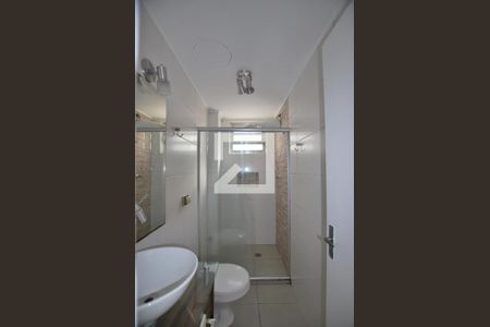 Banheiro de apartamento à venda com 1 quarto, 44m² em Azenha, Porto Alegre