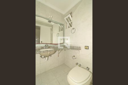 Banheiro da Suíte de casa de condomínio para alugar com 3 quartos, 220m² em Boa Vista, Porto Alegre