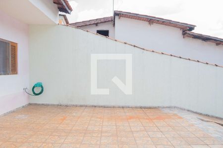 Casa à venda com 160m², 2 quartos e 4 vagas Casa à venda com 160m², 2 quartos e 4 vagasQuintal
