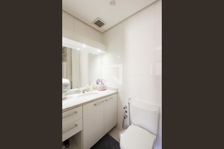 Banheiro suite de apartamento à venda com 1 quarto, 60m² em Petrópolis, Porto Alegre