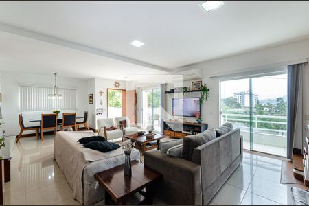 Sala de casa de condomínio à venda com 5 quartos, 250m² em Charitas, Niterói