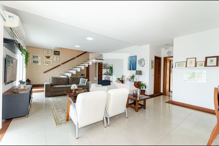 Sala de casa de condomínio à venda com 5 quartos, 250m² em Charitas, Niterói