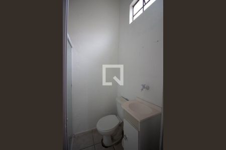 Banheiro de casa à venda com 3 quartos, 200m² em Vila Carmosina, São Paulo