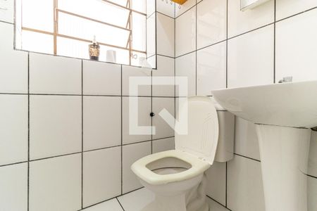 Banheiro de kitnet/studio para alugar com 1 quarto, 27m² em República, São Paulo