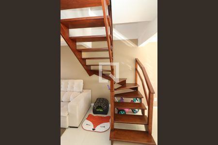 Casa de condomínio à venda com 87m², 3 quartos e 2 vagas Casa de condomínio à venda com 87m², 3 quartos e 2 vagasEscada