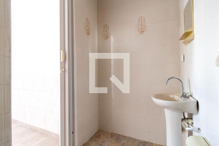 Banheiro de kitnet/studio para alugar com 1 quarto, 18m² em Santa Quiteria, Curitiba