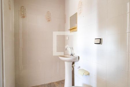 Banheiro de kitnet/studio para alugar com 1 quarto, 18m² em Santa Quiteria, Curitiba