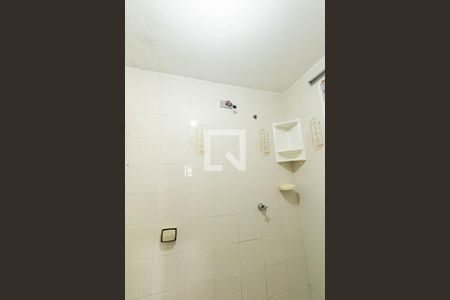 Banheiro Social de kitnet/studio para alugar com 1 quarto, 18m² em Santa Quiteria, Curitiba