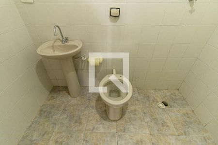 Banheiro Social de kitnet/studio para alugar com 1 quarto, 18m² em Santa Quiteria, Curitiba