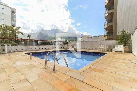 Apartamento à venda com 218m², 3 quartos e 2 vagas Apartamento à venda com 218m², 3 quartos e 2 vagasÁrea Comum - Piscina