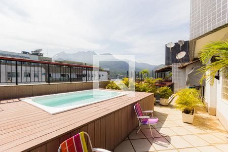 Apartamento à venda com 218m², 3 quartos e 2 vagas Apartamento à venda com 218m², 3 quartos e 2 vagasPiscina