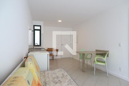 Sala / Cozinha de apartamento para alugar com 1 quarto, 52m² em Recreio dos Bandeirantes, Rio de Janeiro