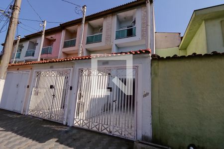 Casa à venda com 120m², 3 quartos e 2 vagas Casa à venda com 120m², 3 quartos e 2 vagasFachada