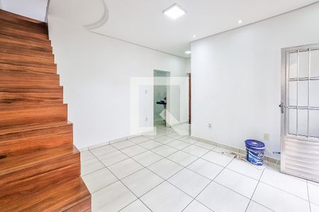 Sala de casa para alugar com 2 quartos, 100m² em Conjunto Minascaixa, Belo Horizonte