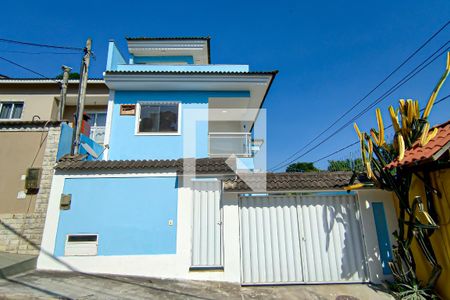 fachada de casa à venda com 4 quartos, 230m² em Taquara, Rio de Janeiro