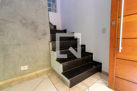 Escada de casa de condomínio para alugar com 3 quartos, 75m² em Vila Pierina, São Paulo