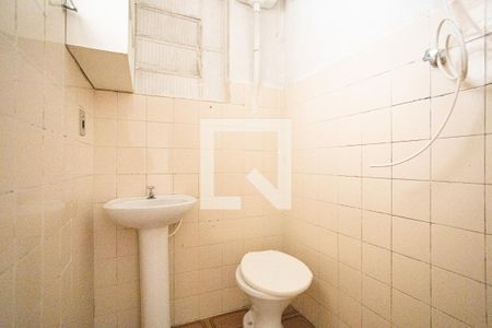 Banheiro de kitnet/studio para alugar com 1 quarto, 25m² em Vila Dirce, Carapicuíba