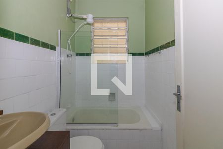 Banheiro de apartamento à venda com 1 quarto, 50m² em São João, Porto Alegre