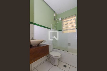 Banheiro de apartamento à venda com 1 quarto, 50m² em São João, Porto Alegre