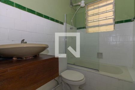 Banheiro de apartamento à venda com 1 quarto, 50m² em São João, Porto Alegre