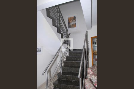 Escada de casa à venda com 5 quartos, 280m² em Vila Sabrina, São Paulo