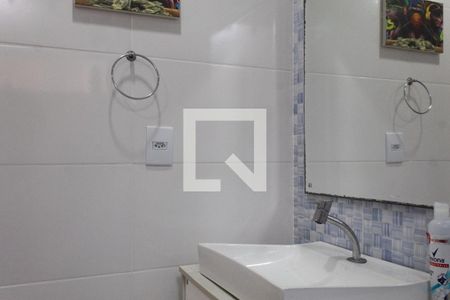 Banheiro de apartamento para alugar com 1 quarto, 45m² em Vila Alzira, Guarujá