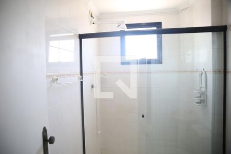 Banheiro social de apartamento para alugar com 1 quarto, 50m² em Vila Tupi, Praia Grande