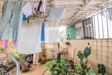 Casa à venda com 190m², 3 quartos e 2 vagas Casa à venda com 190m², 3 quartos e 2 vagasVaranda