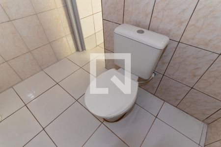 Banheiro de casa à venda com 1 quarto, 53m² em Vila Carmosina, São Paulo