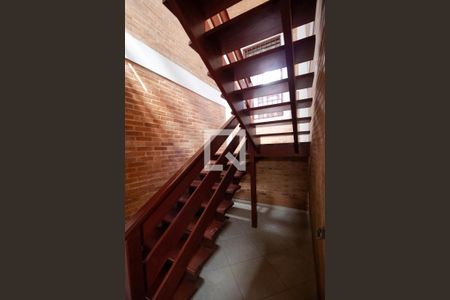 Casa à venda com 200m², 3 quartos e 4 vagas Casa à venda com 200m², 3 quartos e 4 vagasEscada