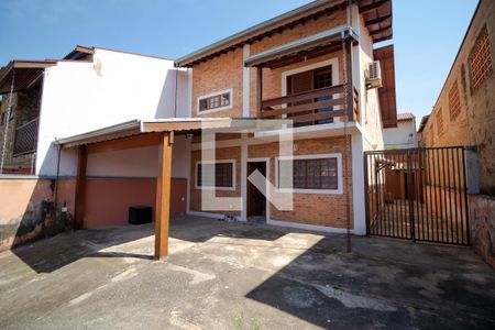 Casa à venda com 200m², 3 quartos e 4 vagas Casa à venda com 200m², 3 quartos e 4 vagasFachada