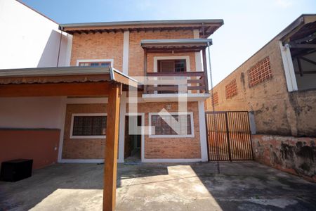 Casa à venda com 200m², 3 quartos e 4 vagas Casa à venda com 200m², 3 quartos e 4 vagasFachada