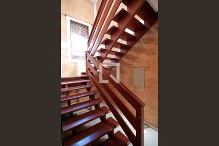 Casa à venda com 200m², 3 quartos e 4 vagas Casa à venda com 200m², 3 quartos e 4 vagasEscada