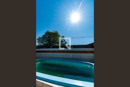 Piscina de casa à venda com 3 quartos, 80m² em Guajuviras, Canoas