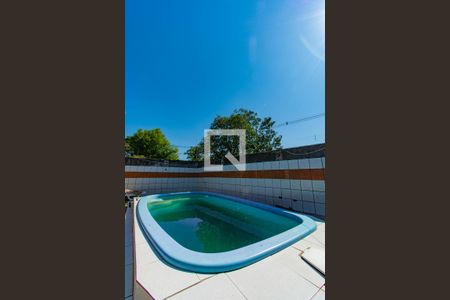 Piscina de casa à venda com 3 quartos, 80m² em Guajuviras, Canoas