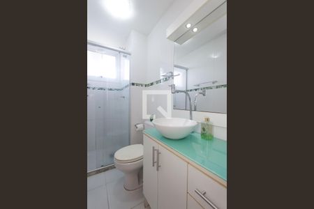 Banheiro de apartamento à venda com 1 quarto, 50m² em Jardim do Salso, Porto Alegre