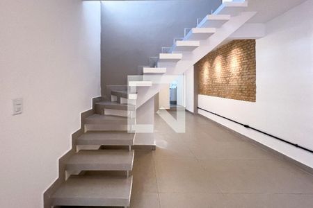 Casa à venda com 150m², 3 quartos e 1 vaga Casa à venda com 150m², 3 quartos e 1 vagaEscada