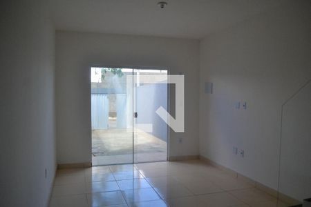 Sala de casa para alugar com 2 quartos, 125m² em Parque São Vicente, Belford Roxo