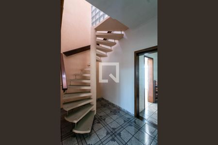 Escada de casa para alugar com 4 quartos, 410m² em Jardim Presidente Dutra, Guarulhos