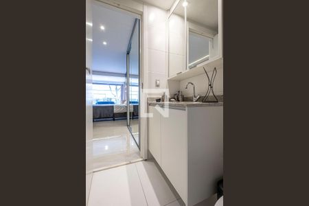 Banheiro de kitnet/studio para alugar com 1 quarto, 31m² em Sumarezinho, São Paulo