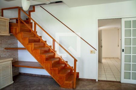 Sala - Escada para o 2º andar de casa de condomínio à venda com 3 quartos, 190m² em Recreio dos Bandeirantes, Rio de Janeiro